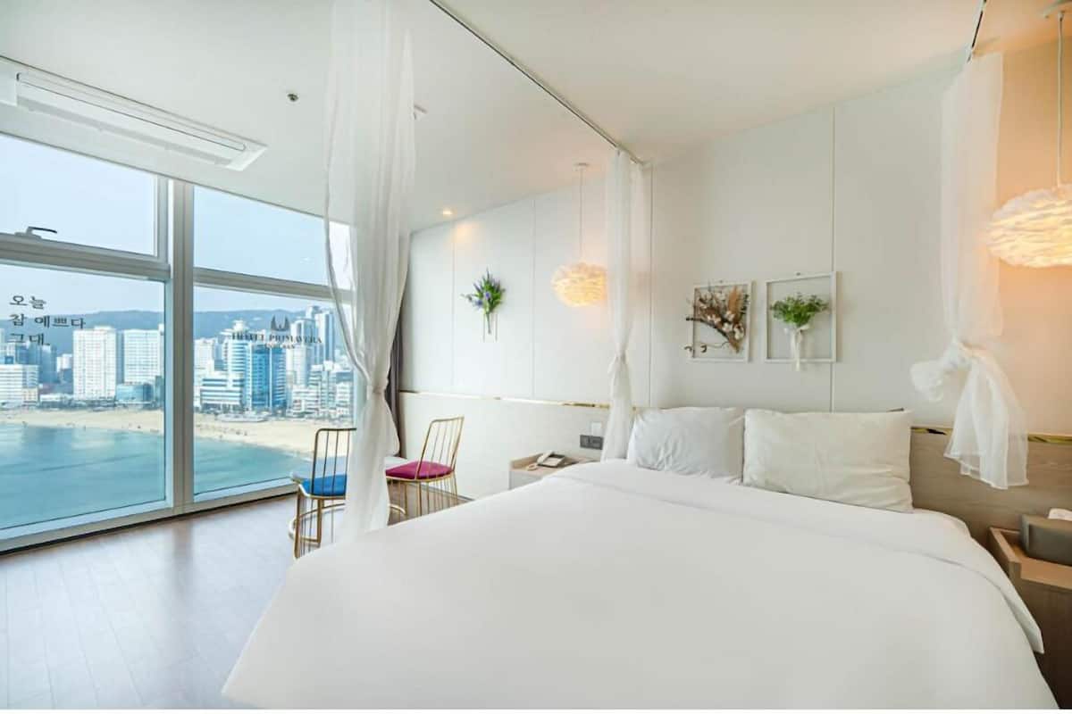 Kamar Double Mewah, 1 Tempat Tidur Double, pemandangan samudra | Seprai premium, selimut bulu angsa, tirai kedap cahaya, dan kedap suara