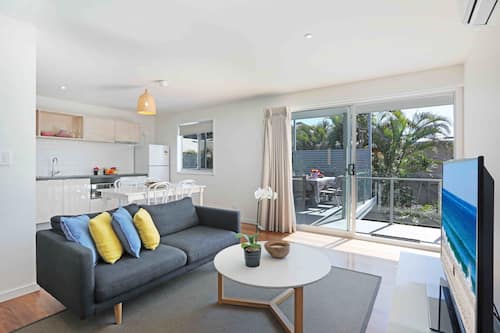 Apartament Deluxe, 2 dormitoris | Sala d'estar | Televisor de pantalla plana