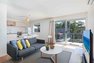 Deluxe Apartment, 2 Bedrooms | Living room