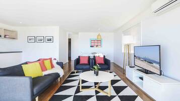 Deluxe Apartment, 2 Bedrooms, Ocean View | Desk, blackout curtains, iron/ironing board, cots/infant beds
