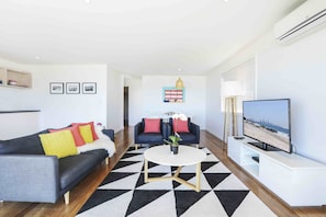 Appartement Deluxe, 2 chambres, vue océan | Bureau, rideaux occultants, fer et planche à repasser