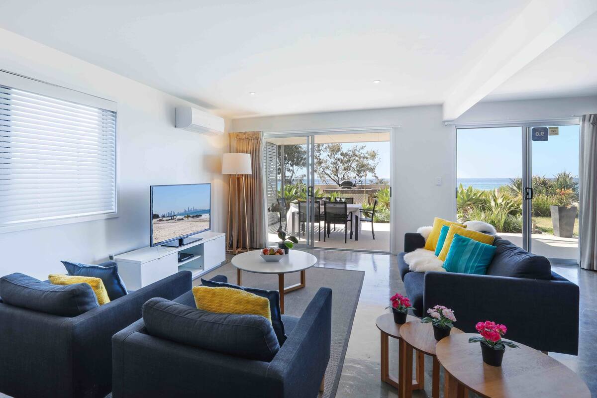 Deluxe Apartment, 2 Bedrooms, Ocean View | Desk, blackout curtains, iron/ironing board, cots/infant beds