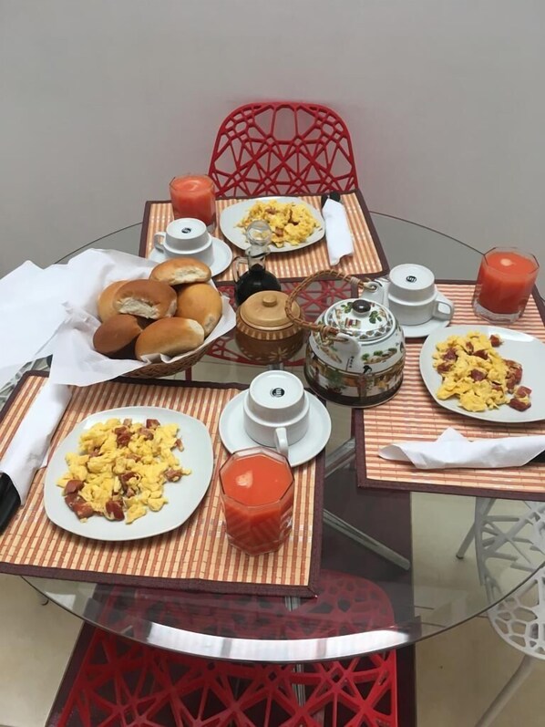 包含每日当地美食早餐