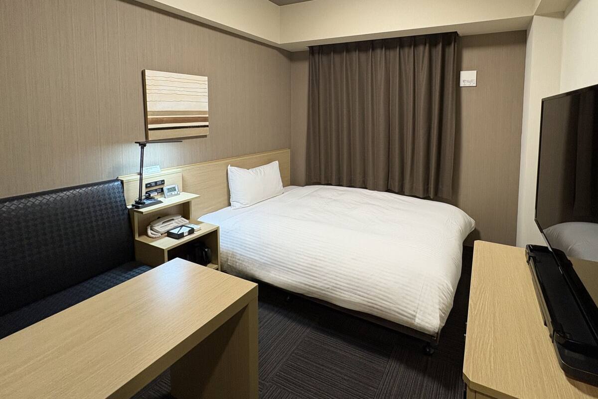 Desk, free WiFi, bed sheets