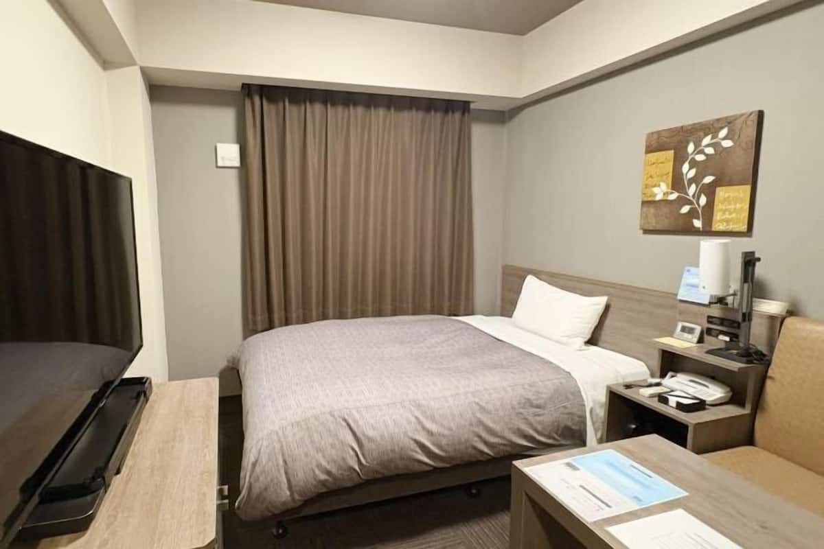 Een bureau, gratis wifi, beddengoed