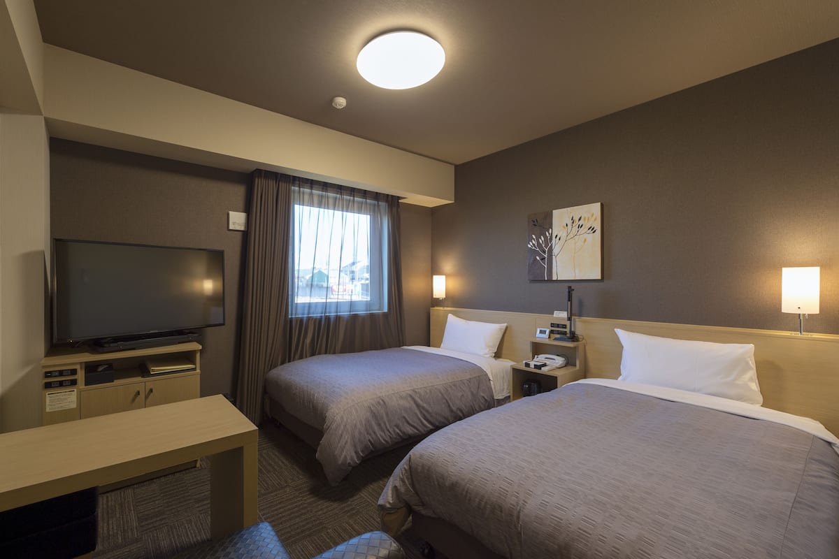 Een bureau, gratis wifi, beddengoed
