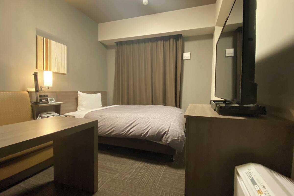 Desk, free WiFi, bed sheets