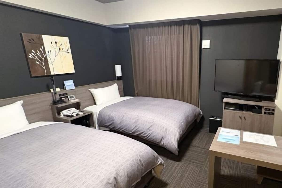 Een bureau, gratis wifi, beddengoed
