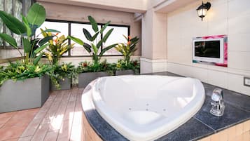 Deep-soaking bathtub