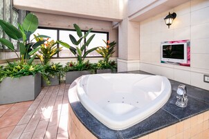 Deep-soaking bathtub