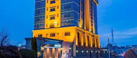 Voorkant accommodatie - avond/nacht