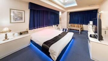 Eenvoudige tweepersoonskamer, uitzicht op de stad | Individueel gedecoreerd, verduisterende gordijnen, geluiddichte muren