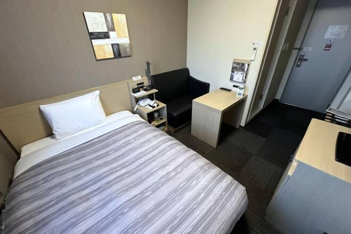 Desk, free WiFi, bed sheets