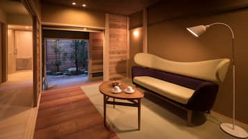 Private Vacation Home (MARUYA) | In-room safe, individually decorated, individually furnished