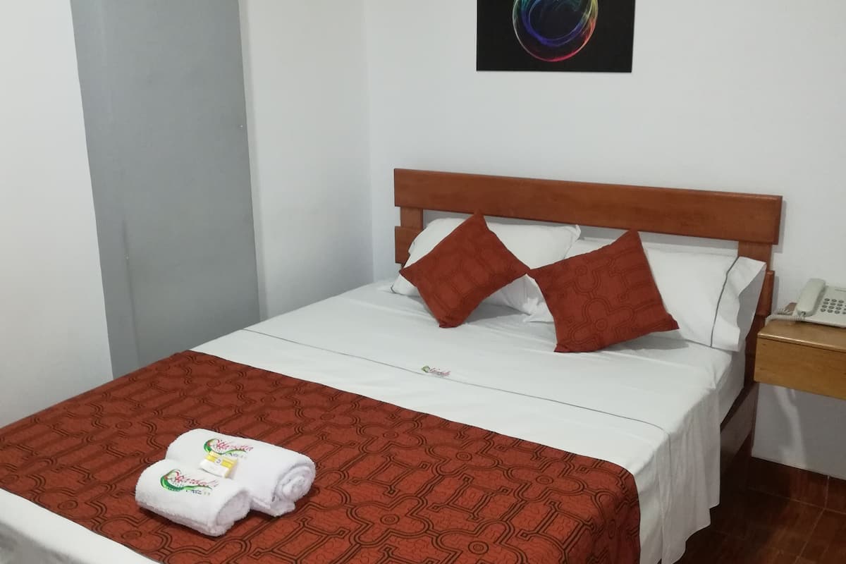 Zweibettzimmer | Zimmersafe, Schreibtisch, kostenloses WLAN, Bettwäsche