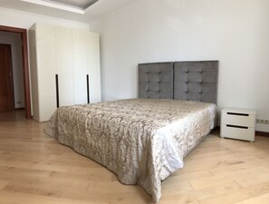 Luxury Condo, 3 Bedrooms, Park View - Luxury Condominium. Kiev center. (Kyiv)