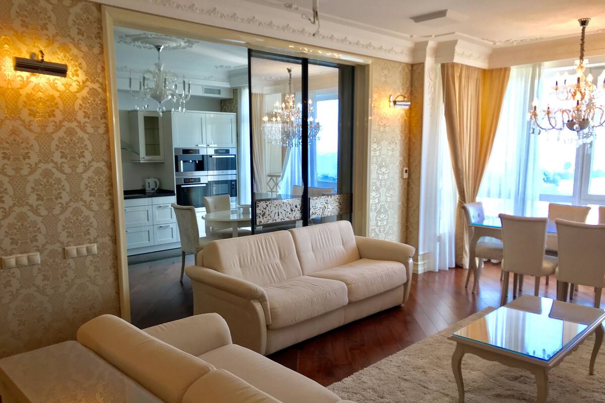 Royal-Apartment, 3 Schlafzimmer, Stadtblick | Wohnzimmer