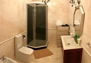 Condo Royal, 3 phòng ngủ, quang cảnh thành phố | Phòng tắm | Buồng tắm v òi sen, khăn tắm 