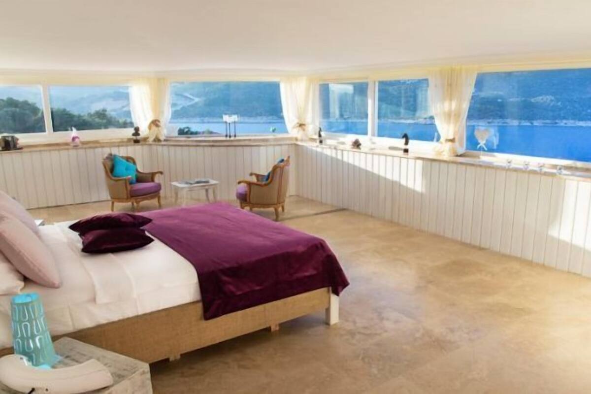 Honeymoon Penthouse | Minibar, in-room safe, iron/ironing board (on request), WiFi (free)