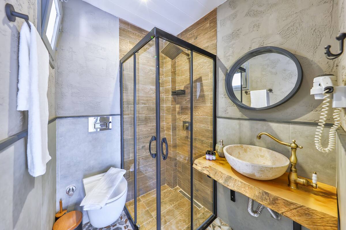 Shower, free toiletries, hair dryer, slippers
