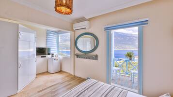 Minibar, in-room safe, iron/ironing board, free WiFi