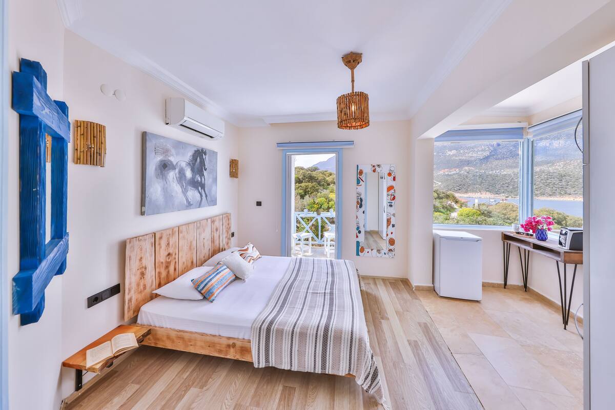 Standard Double Room, Sea View | Minibar, in-room safe, iron/ironing board (on request), WiFi (free)