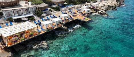 Plage privée, cabines gratuites, chaises longues, parasols