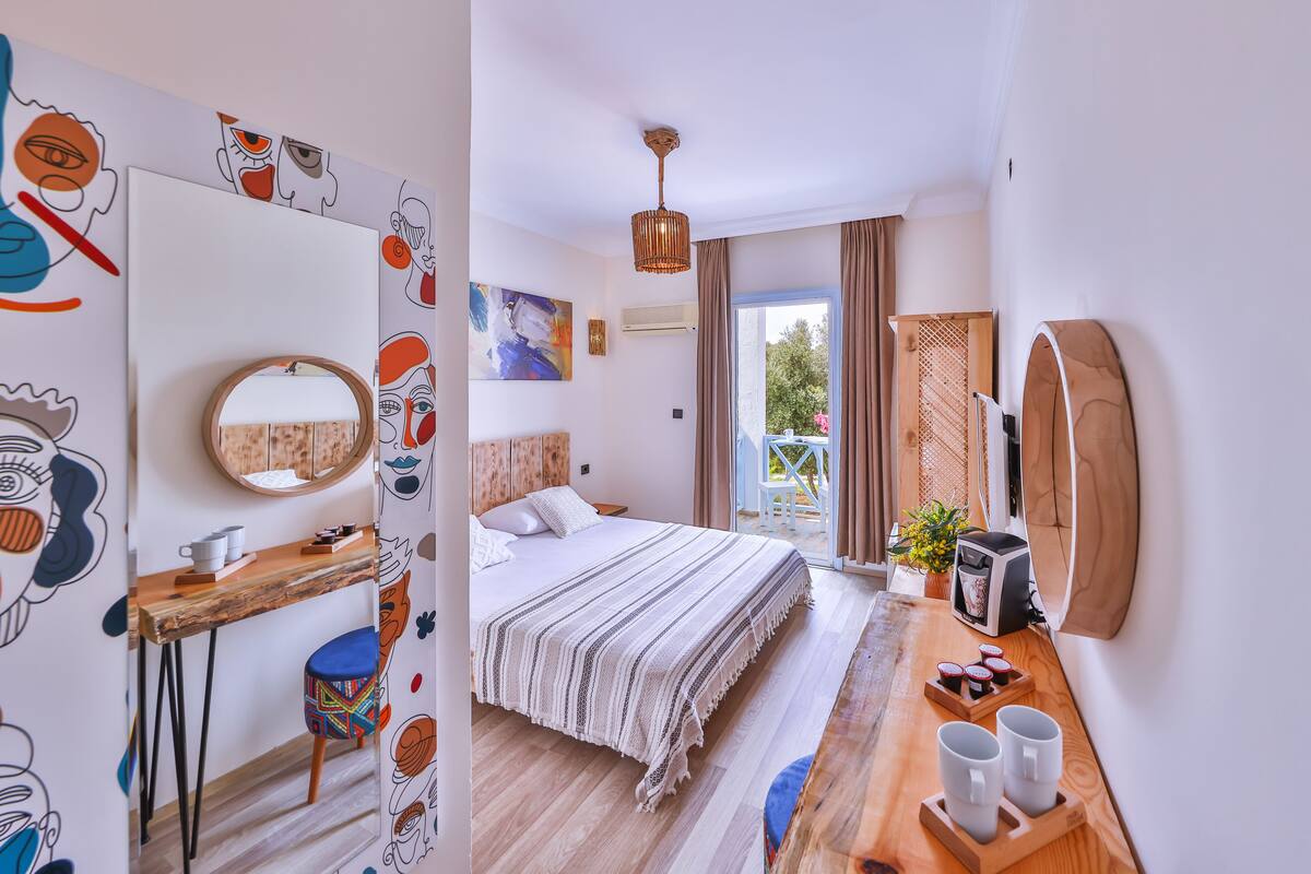 Standard Double Room, Garden View | Minibar, in-room safe, iron/ironing board (on request), WiFi (free)