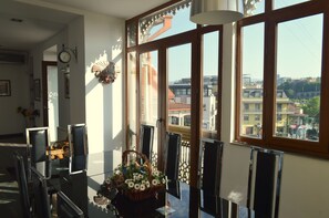 Deluxe Duplex, 2 Bedrooms, Non Smoking, 2 Bathrooms | Living room