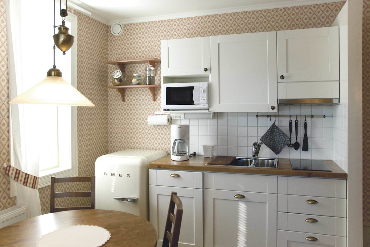 standard room | private kitchenette | fridge, microwave, stovetop, coffee/tea maker