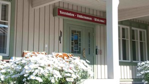 Un bâtiment avec une enseigne indiquant « Tervetulon · Välkommen · Welcome ! » et une porte avec une boîte aux lettres.