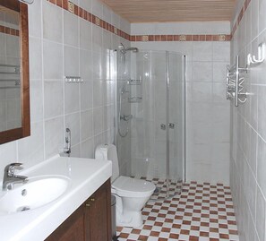Standard Room | Bathroom | Shower, free toiletries, hair dryer, towels