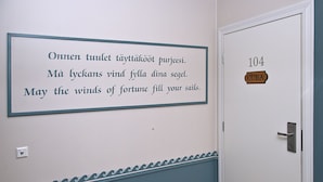 Una puerta con un cartel encima que dice "104 CUBA" y una cita enmarcada en varios idiomas.