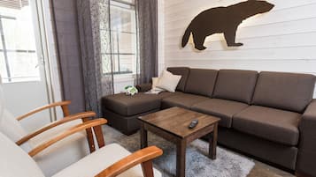Superior Apartment, 2 Bedrooms, Sauna | Oleskelualue | 45–tuumainen taulutelevisio, jossa digitaalikanavat