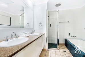 Rumah, beberapa kamar (House Number 1 - Multiple Bedrooms ) | Kamar mandi | Bathtub dan shower terpisah, bathtub besar, pengering rambut, dan handuk