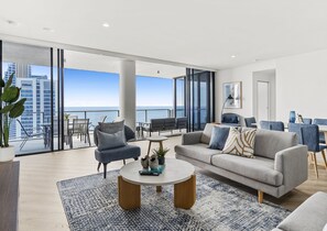 4 Bedroom Sub Penthouse SPA Ocean | Wohnbereich | 40-Zoll-Flachbildfernseher mit Digitalempfang, Fernseher