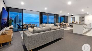5 Bedroom Sub Penthouse SPA | Zona de estar | Televisión de pantalla plana de 40 pulgadas con canales digitales