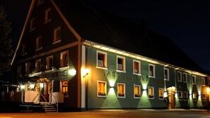 A traditional building with a steeply pitched roof, multiple windows, and a sign that reads "GASTHAUS LIND". - Gasthaus & Naturparkhotel Linde (Löffingen)