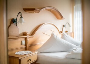 Double Room, Balcony | In-room safe, desk, soundproofing, cots/infant beds - Gasthaus & Naturparkhotel Linde (Löffingen)