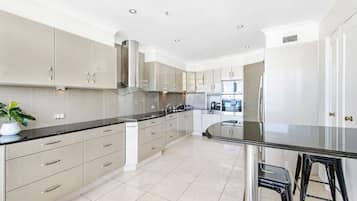 Cobertura, 3 quartos | Cozinha privada | Geladeira grande, micro-ondas, fogão, cooktop