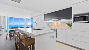 Departamento, 2 habitaciones, 2 baños, vista al océano | Cocina privada | Refrigerador con congelador, microondas, horno y parrilla de estufa