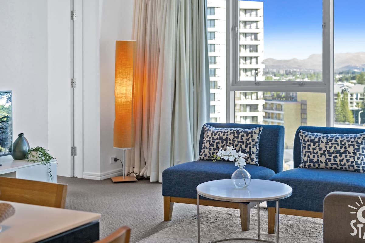 Apartment, 2 Schlafzimmer, Stadtblick | Wohnbereich | LCD-Fernseher