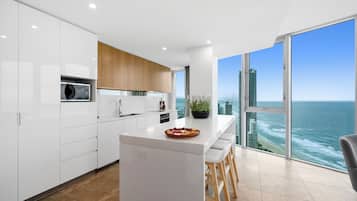 Departamento, 5 habitaciones, vista al océano | Cocina privada | Refrigerador con congelador, microondas, horno y parrilla de estufa