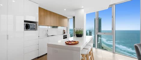 Apartamento, 5 habitaciones, vistas al mar | Cocina privada | Frigorífico grande, microondas, horno y placa de cocina