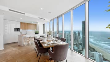 Apartment, 5 Bedrooms, Ocean View | Living area