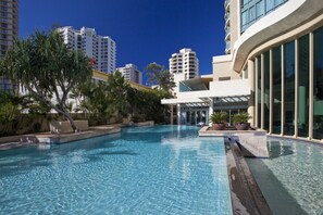 Una piscina al aire libre