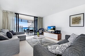 2 Bedroom City/Ocean View | Individually decorated, individually furnished, free WiFi, bed sheets - Oracle Resort, Broadbeach - Q Stay (Broadbeach)