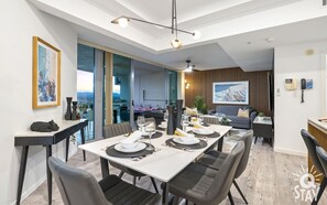 3 Bedroom Executive Penthouse | Aire de séjour | Téléviseur ACL