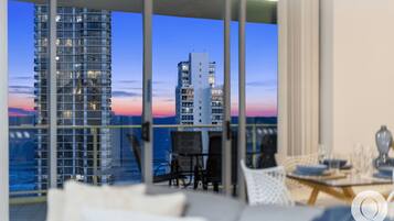 Penthouse Eksekutif, 3 kamar tidur, pemandangan samudra | Area keluarga | TV LCD