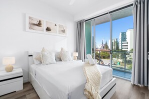 Apartment, 2 Bedrooms | WiFi (free), individually decorated, individually furnished, bed sheets - Wings - Q Stay (Surfers Paradise)
